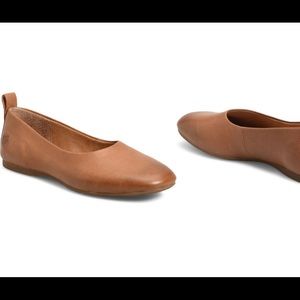 Born Becca flat in tan size 8, NIB